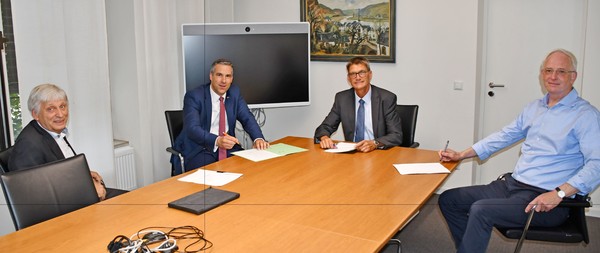 Bild: Bei der Unterzeichnung des Pachtvertrages waren neben OB Wolfram Leibe (r.) und Landrat Günther Schartz (2. v. r.) auch IRT-Geschäftsführer Rein-hard Müller (l.) und Rolf Rauland von der RTS-AöR, anwesend